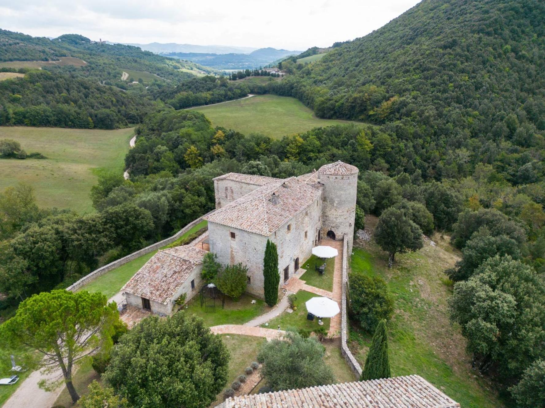 Castello Valenzino Bed & Breakfast Antognola Екстериор снимка