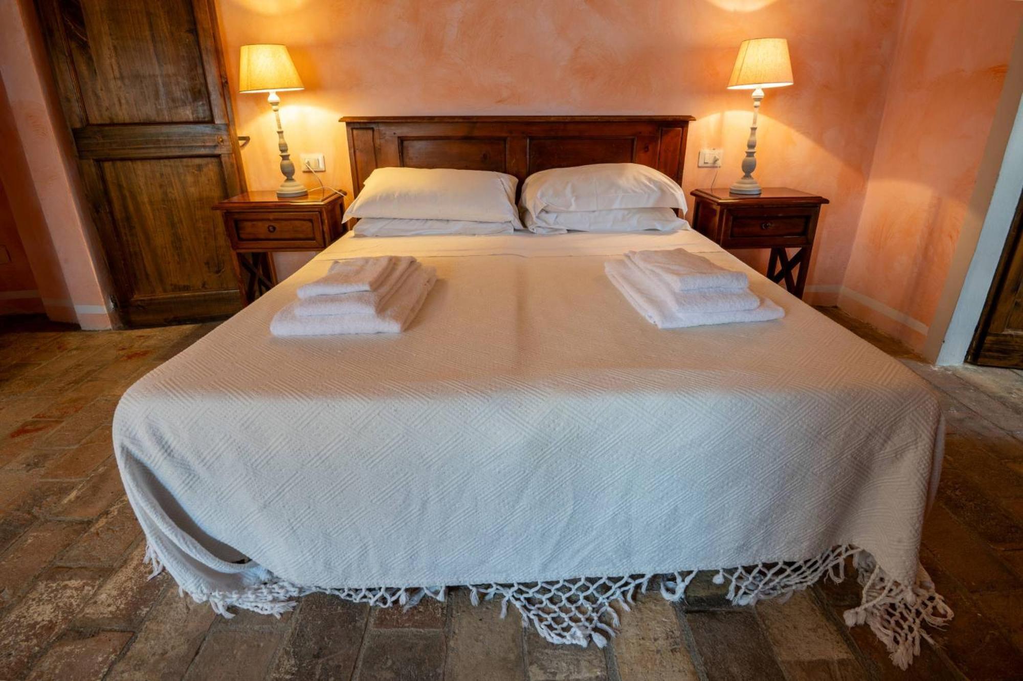 Castello Valenzino Bed & Breakfast Antognola Екстериор снимка