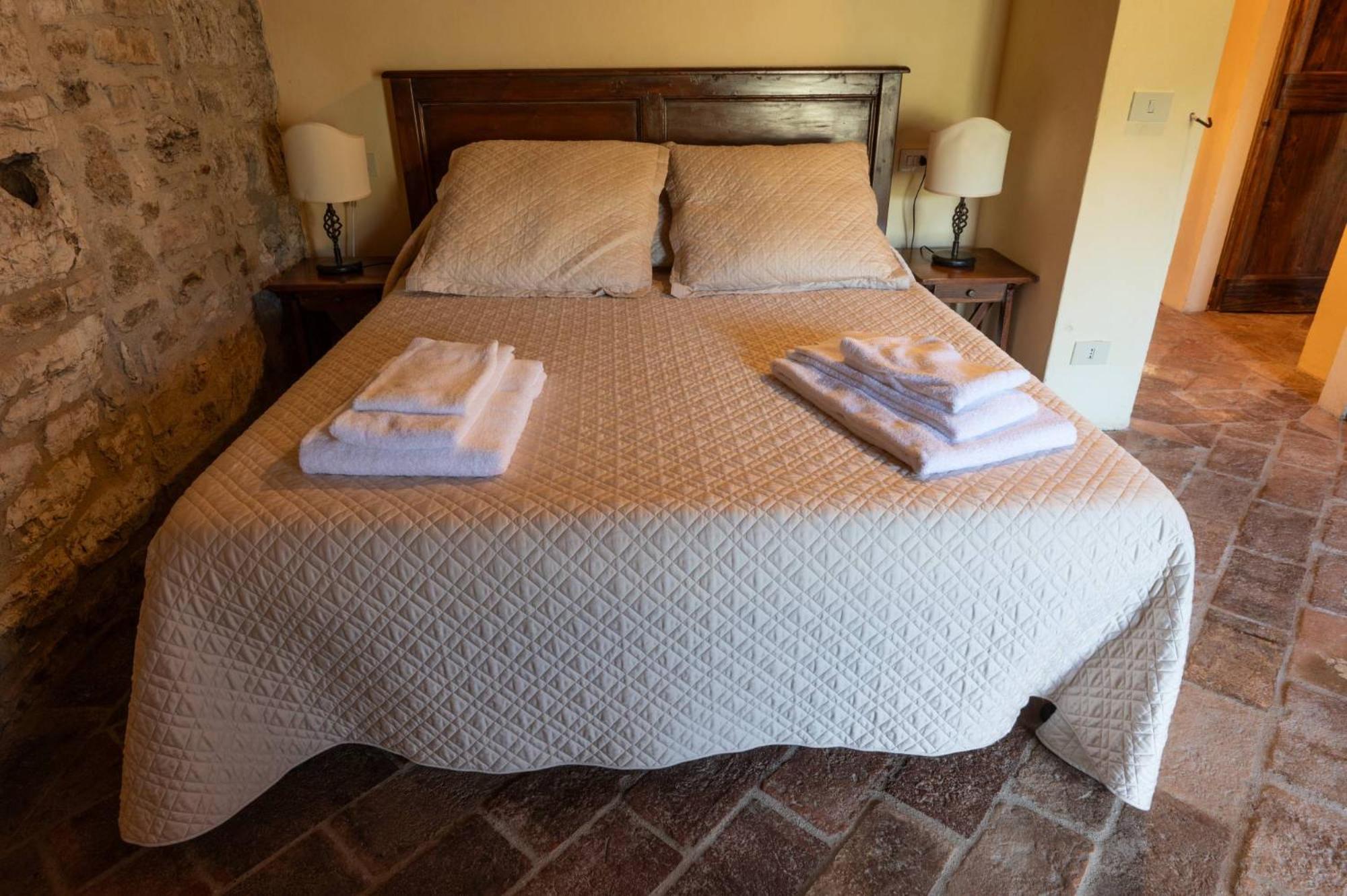 Castello Valenzino Bed & Breakfast Antognola Екстериор снимка