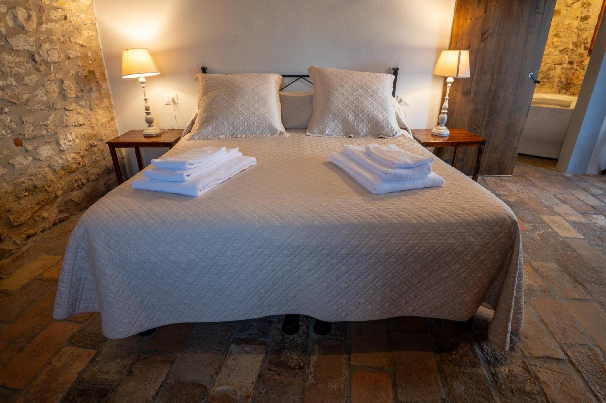 Castello Valenzino Bed & Breakfast Antognola Екстериор снимка
