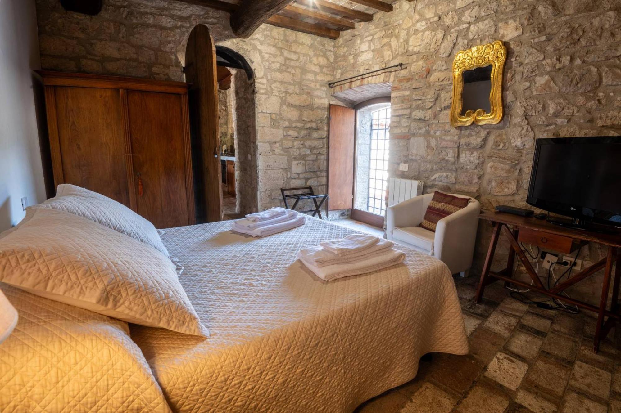 Castello Valenzino Bed & Breakfast Antognola Екстериор снимка