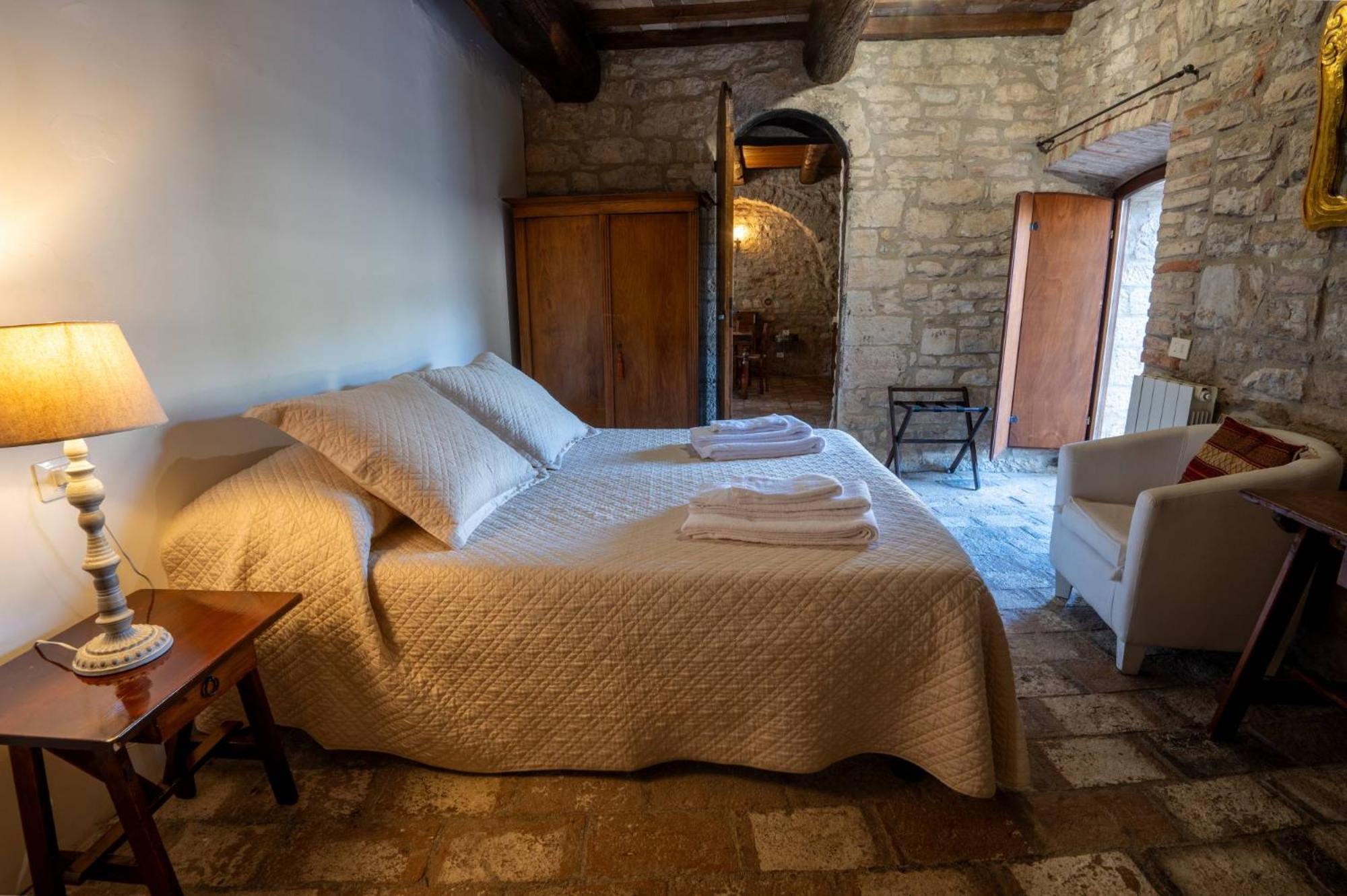 Castello Valenzino Bed & Breakfast Antognola Екстериор снимка