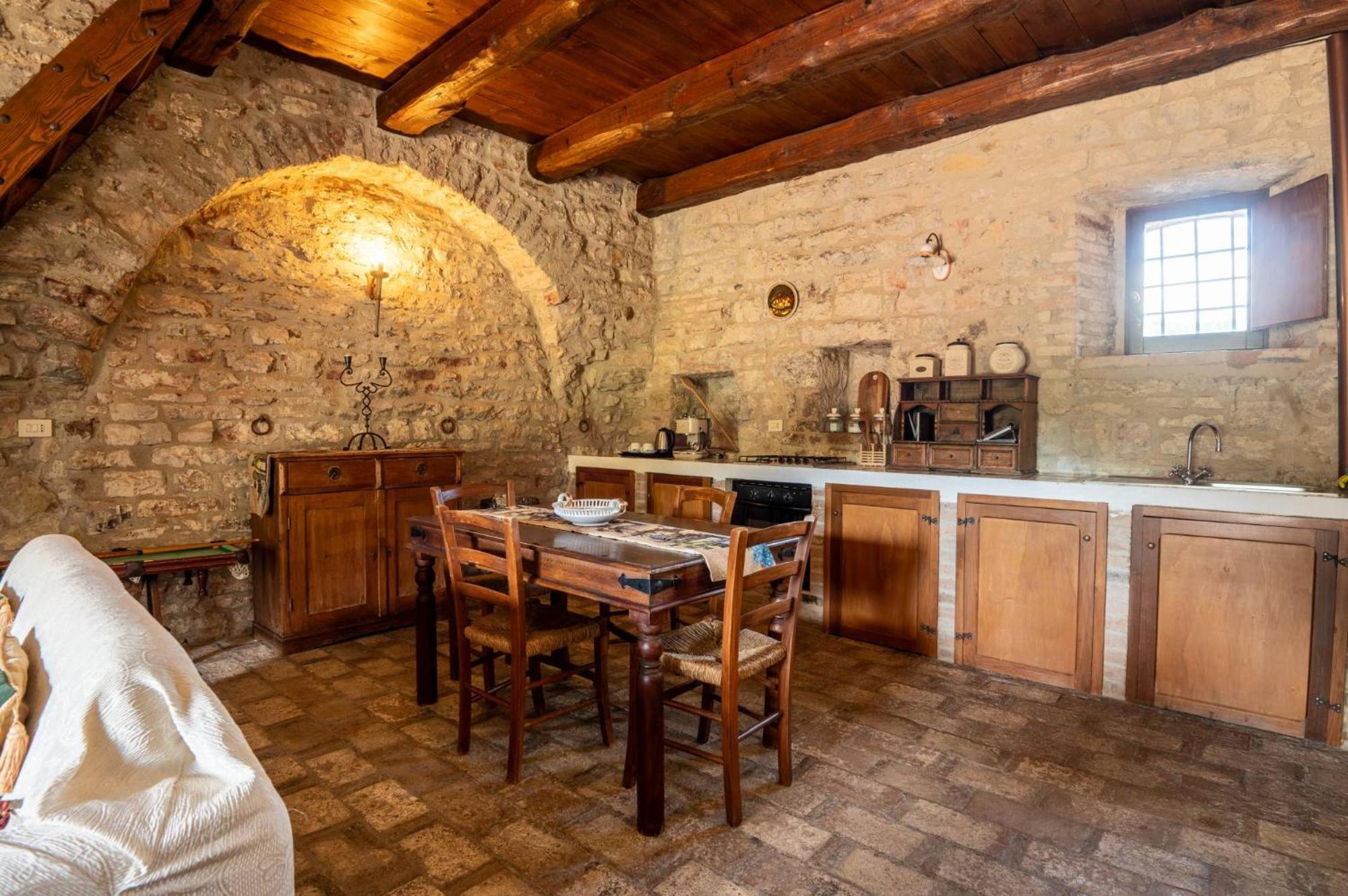 Castello Valenzino Bed & Breakfast Antognola Екстериор снимка
